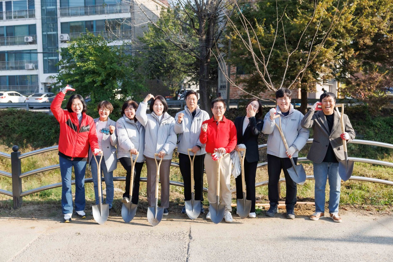 '목현천 제청교 일원 왕벚나무 식재 행사' 게시글의 사진(9)