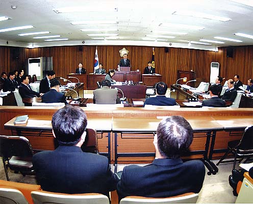 제4대의회 의장에 선출된 조억동의원