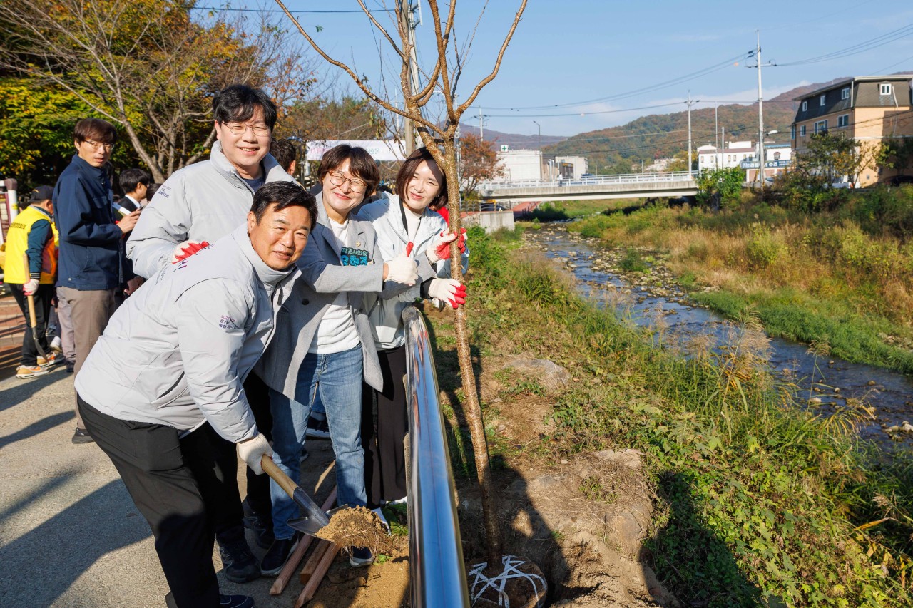 '목현천 제청교 일원 왕벚나무 식재 행사' 게시글의 사진(5)