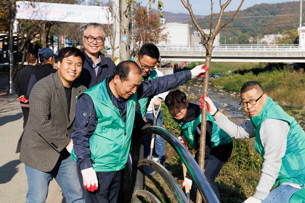 '목현천 제청교 일원 왕벚나무 식재 행사' 게시글의 사진(8)