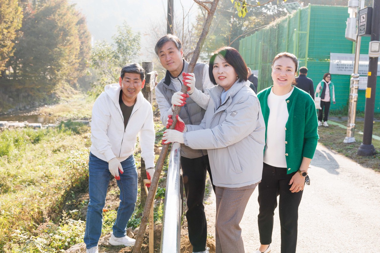 '목현천 제청교 일원 왕벚나무 식재 행사' 게시글의 사진(7)
