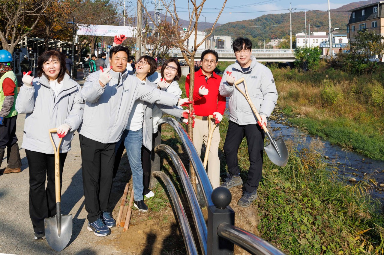 '목현천 제청교 일원 왕벚나무 식재 행사' 게시글의 사진(6)