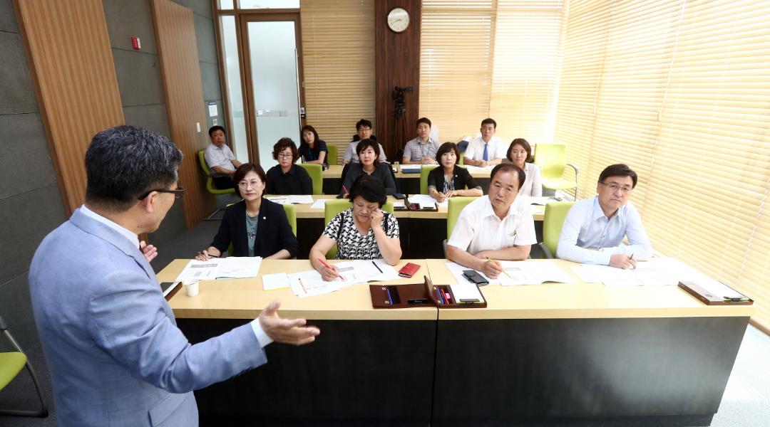 '제8대 의원 의정역량 강화 교육 ' 게시글의 사진(4)