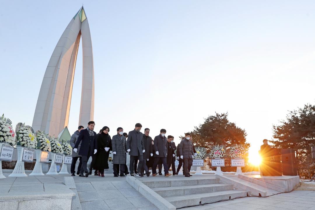 020230102 2023년 새해맞이 현충탑 참배 (14).JPG
